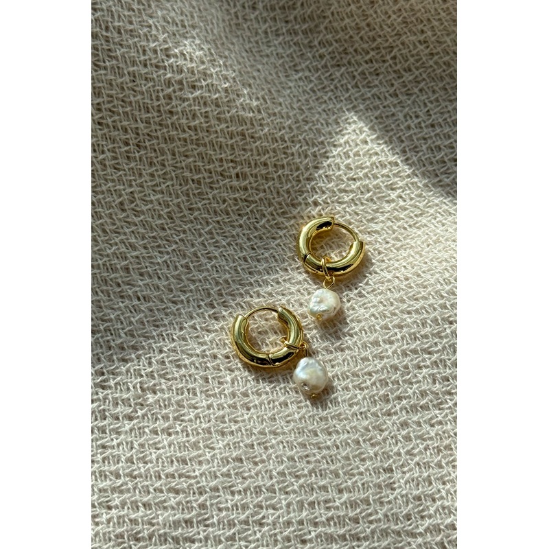 HUGGIE HOOP WITH PEARL PENDANT Gold One Size