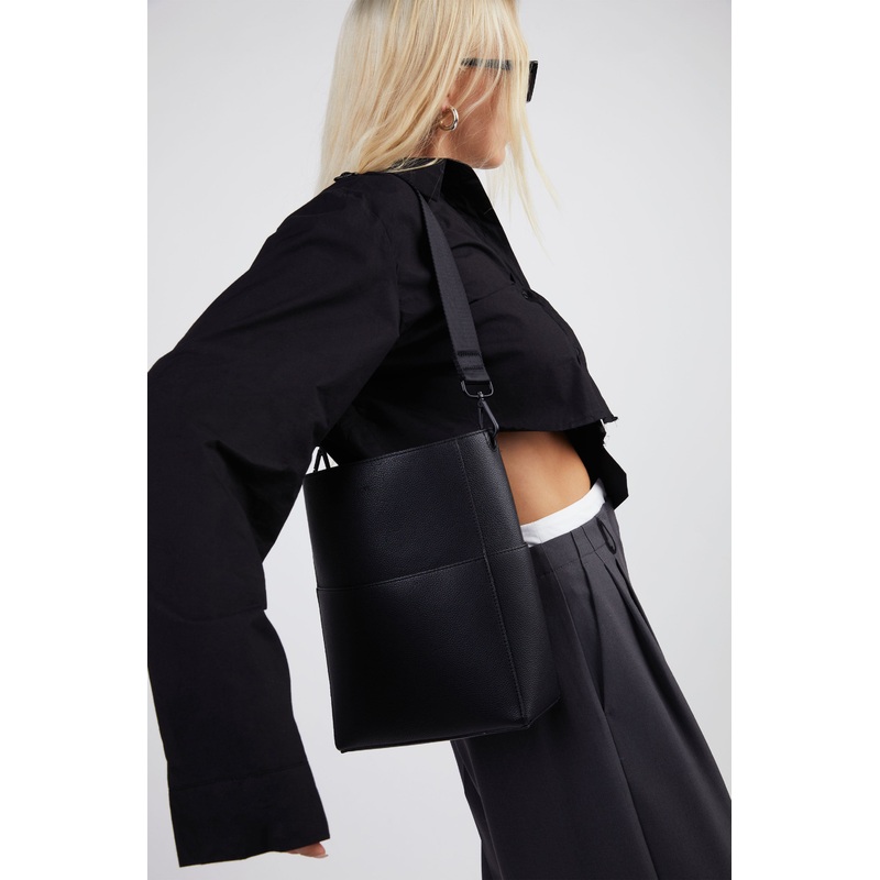 BOXY TOTE Black One Size