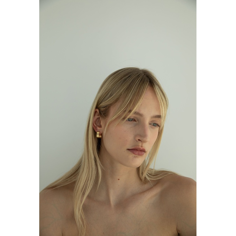 WAVY HUGGIE HOOPS Gold One Size