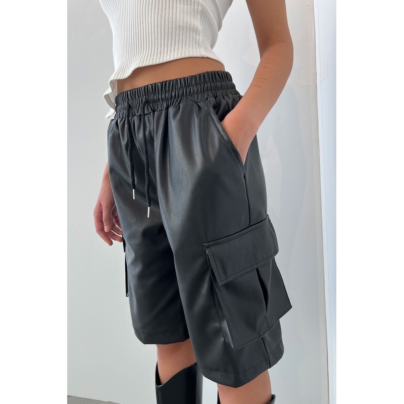 VEGAN LEATHER CARGO SHORT Black Small