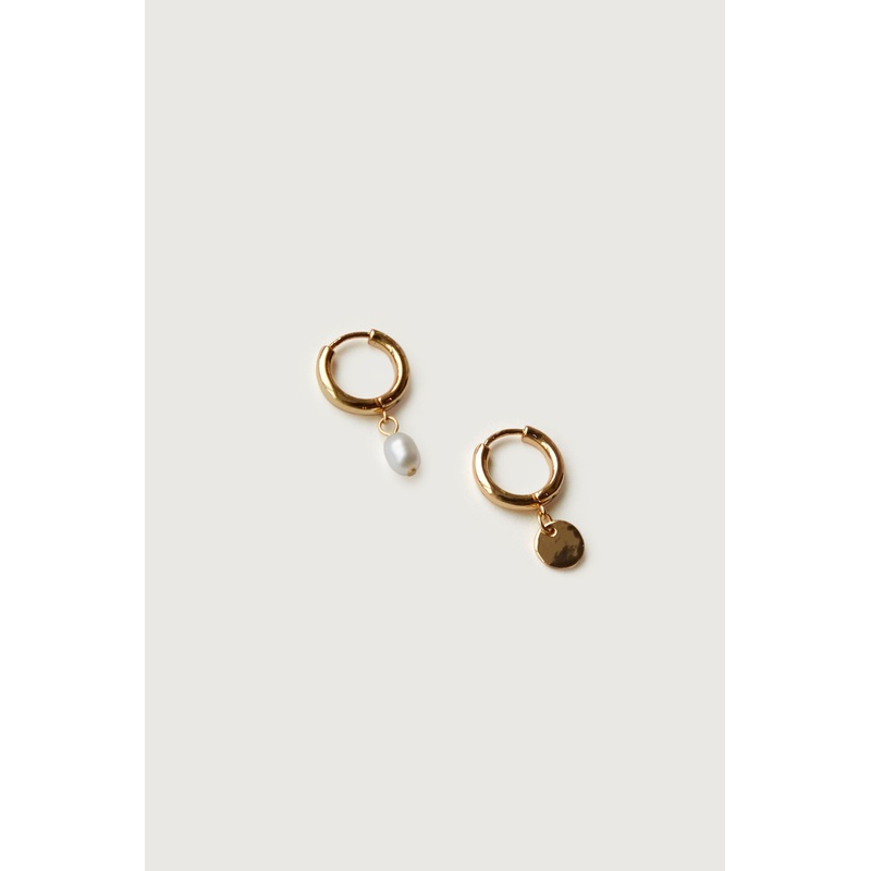 PEARL AND SPHERE HOOPS Gold One Size